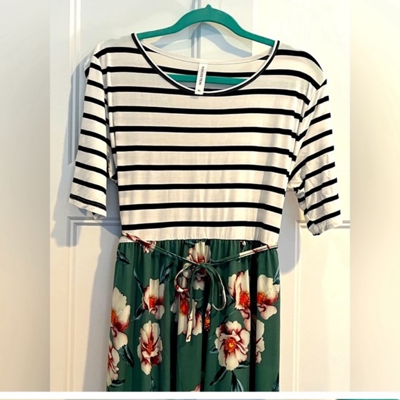 Maxi Dress- Short Sleeve Tie Waist - Picture 6 of 8